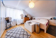 DG-Elternschlafzimmer Attraktives Dreifamilienhaus mit zwei Doppelgaragen und umfassender Modernisierung als Renditeobjekt