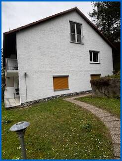 Hausansicht Zugang Dachgeschosswohnung �hningen / Schienen