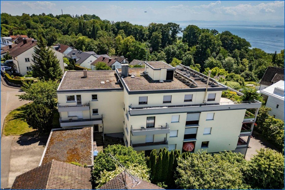 Hausansicht von oben mit Seesicht Erdgeschosswohnung Meersburg
