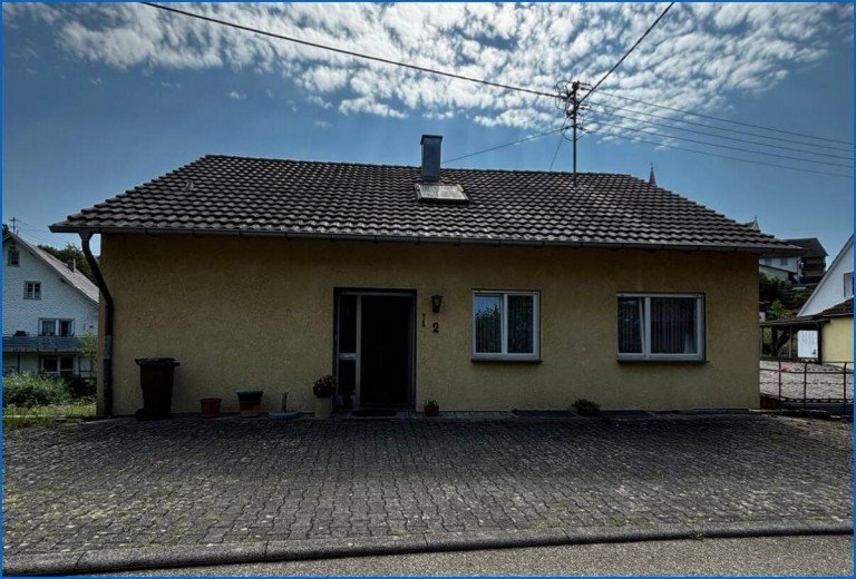 Haus von Vorne Stockach Einfamilienhaus Raum f�r Ideen - Einfamilienhaus mit gro�em Grundst�ck und Ausbaupotenzial in Stockach-Hoppetenzell