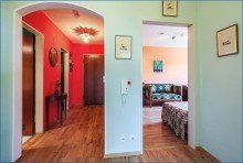 Flur Richtung Ausgang Exklusive 3-Zimmer-Wohnung mit Seesicht und Garage, Haus top saniert - frei!