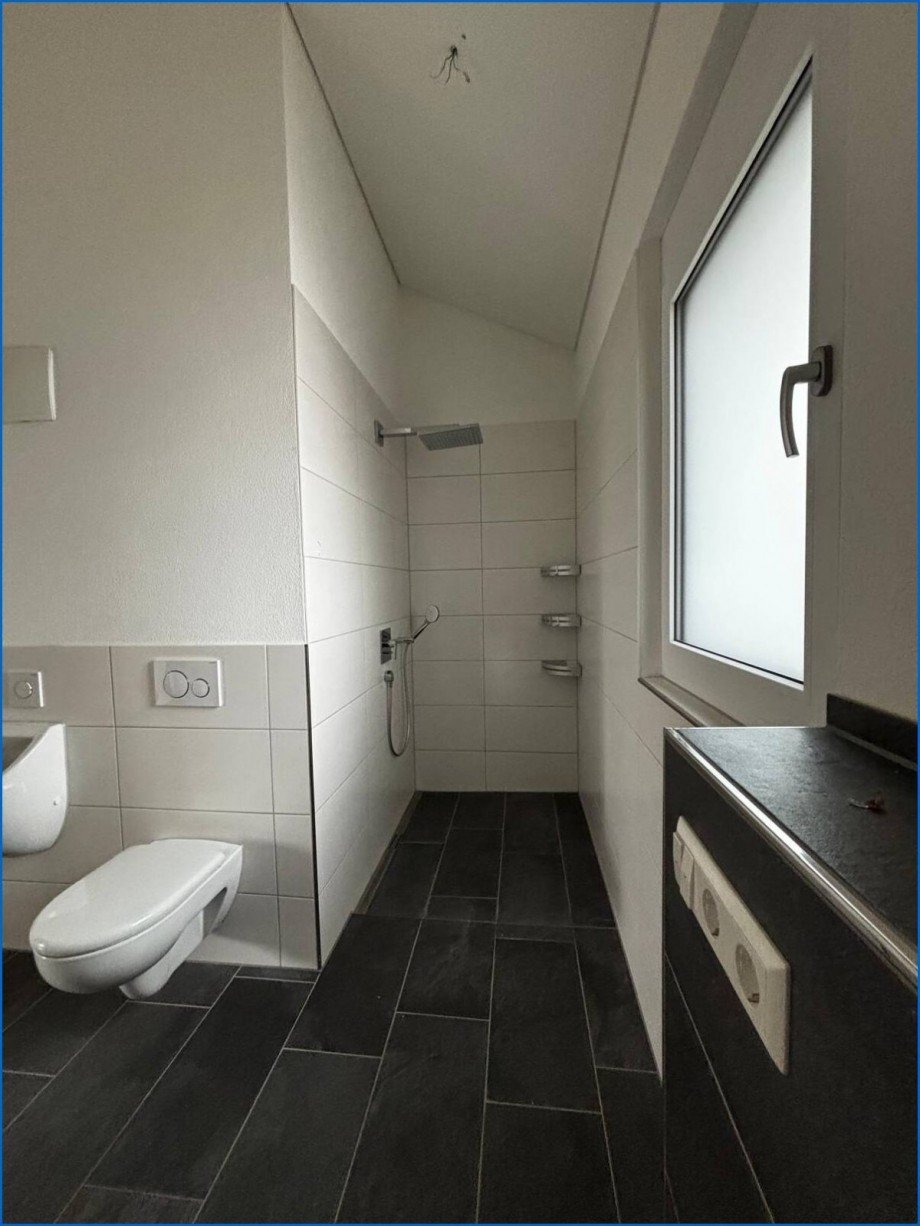 Badezimmer - Begehbare Dusche Zweifamilienhaus M�hlhausen-Ehingen / Ehingen