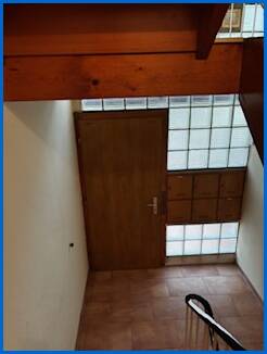 Haust�r innen Dachgeschosswohnung �hningen / Schienen