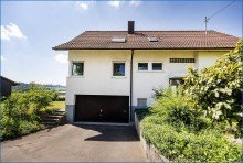 Ansicht linke Seite Attraktives Dreifamilienhaus mit zwei Doppelgaragen und umfassender Modernisierung als Renditeobjekt