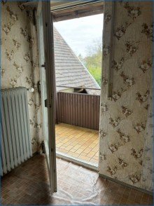 Schlafzimmer mit Balkon rechts Schn�ppchen  /Preisanpassung -  Sanierungsbed�rftiges   1-Familienhaus in Rohrdorf - Gelegenheit