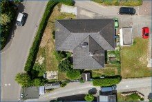 Luftbild Sch�ner Bungalow mit ELW auf gro�em Grundst�ck, moderne W�rmepumpe und bereits energetisch ged�mmt .