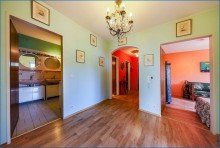 Flur mit Blick ins Bad, Ausgang und 2. Schlafzimmer Exklusive 3-Zimmer-Wohnung mit Seesicht und Garage, Haus top saniert - frei!
