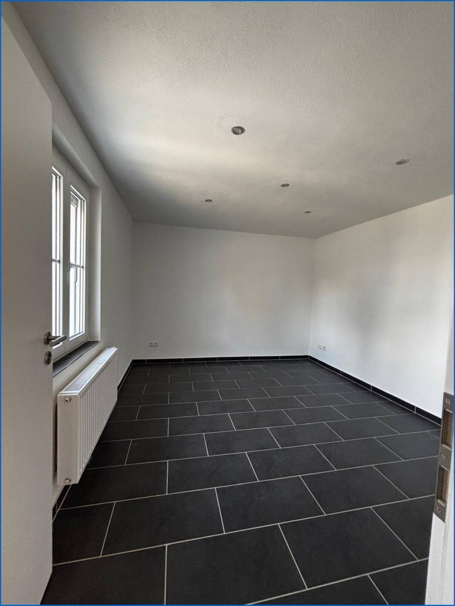Blick ins gro�e Zimmer links Etagenwohnung M�hlingen / Zoznegg