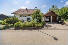 Ansicht vorne mit Doppelgarage Attraktives Dreifamilienhaus mit zwei Doppelgaragen und umfassender Modernisierung als Renditeobjekt