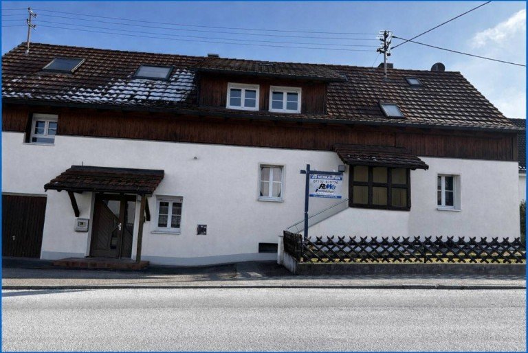 Ansicht nach neuem Anstrich in wei�! M�hlingen / Zoznegg Zweifamilienhaus Neuer Preis - Sch�nes 2 Familienhaus mit Potential auf gro�em Grundst�ck und Doppelgarage - frei