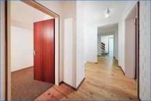 Flur UG Bezugsfreies, gro�z�giges Wohnhaus in ruhiger Waldrandlage von Singen mit Doppelgarage.