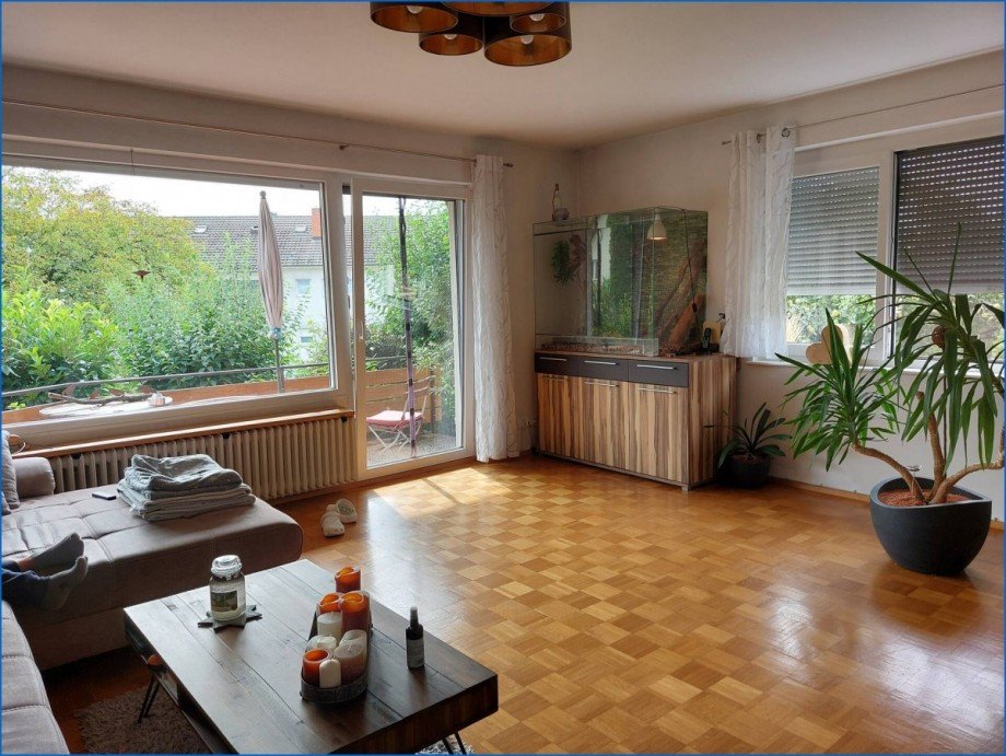 Wohnzimmer + Zugang kleine Terrasse Zweifamilienhaus Gailingen am Hochrhein