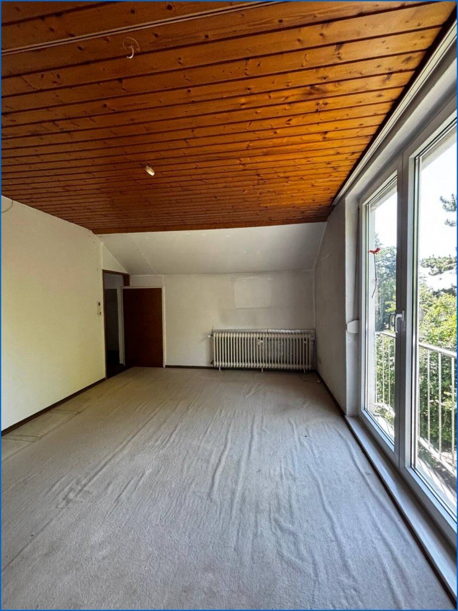 Zimmer Dachgeschosswohnung �hningen / Schienen