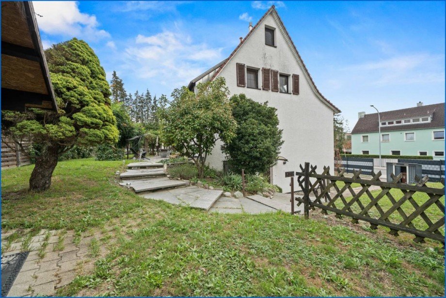 Garten + Hauseingang Zweifamilienhaus Konstanz / F�rstenberg