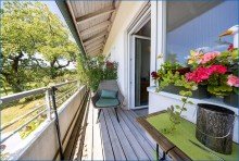 EG_Balkon 2 Attraktives Dreifamilienhaus mit zwei Doppelgaragen und umfassender Modernisierung als Renditeobjekt