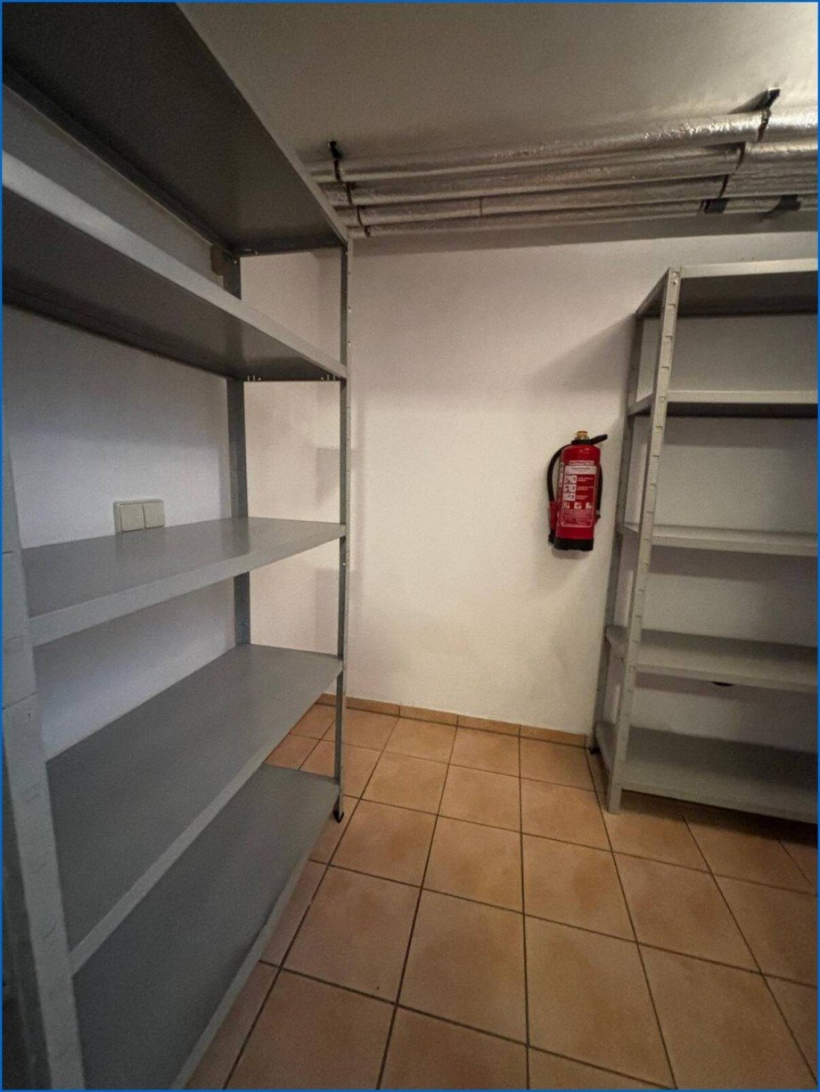 Kleiner Keller mit Regalen Einfamilienhaus Eigeltingen