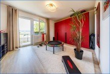 EG-Zimmer 2 Attraktives Dreifamilienhaus mit zwei Doppelgaragen und umfassender Modernisierung als Renditeobjekt