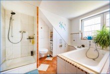 Bad OG Attraktive 4,5 Zi. DG-Maisonette-Wohnung, mit 2 x TG/Platz u. gro�em Balkon, in Top-Zustand!