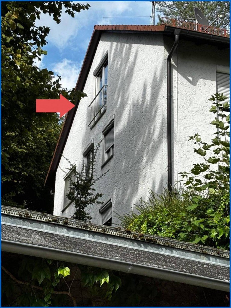 Ansicht linke Seite_Fenster OG �hningen / Schienen Dachgeschosswohnung Neuer Preis - Tolle Lage auf der H�ri - renovierungsbed�rftige - DG WHG in gepflegtem Haus-frei!