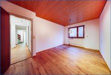 Schlafzimmer Bezugsfreies, gro�z�giges Wohnhaus in ruhiger Waldrandlage von Singen mit Doppelgarage.