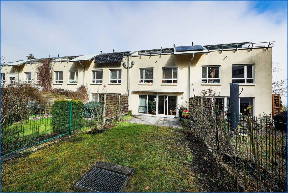 Hausansicht hinten mit Garten Reihenmittelhaus Konstanz