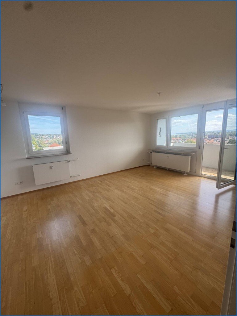 Wohnzimmer Radolfzell am Bodensee Etagenwohnung Attraktive 3-Zimmer-Wohnung mit Seesicht, Tiefgarage & Aufzug in Top Lage von Radolfzell