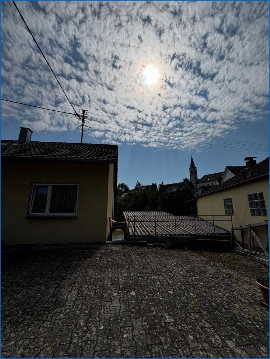Ansicht rechte Seite mit Blick auf Garage Einfamilienhaus Stockach