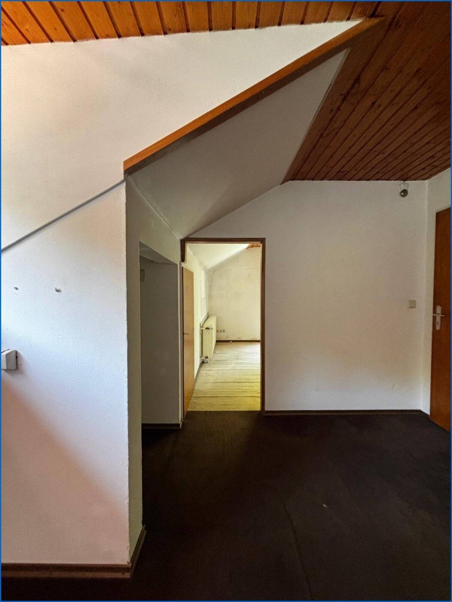 Blick ins 1. Zimmer Dachgeschosswohnung �hningen / Schienen