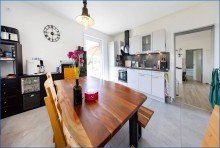 GG-Essbereich mit K�che Attraktives Dreifamilienhaus mit zwei Doppelgaragen und umfassender Modernisierung als Renditeobjekt