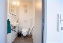 GG-G�ste-WC Attraktives Dreifamilienhaus mit zwei Doppelgaragen und umfassender Modernisierung als Renditeobjekt
