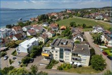 Hausansicht von oben im Wohngebiet Exklusive 3-Zimmer-Wohnung mit Seesicht und Garage, Haus top saniert - frei!