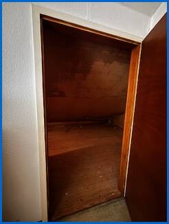 T�r zu Lagerfl�che in Schr�gdach Dachgeschosswohnung �hningen / Schienen