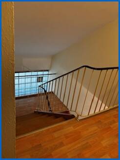 Treppenhaus Dachgeschosswohnung �hningen / Schienen