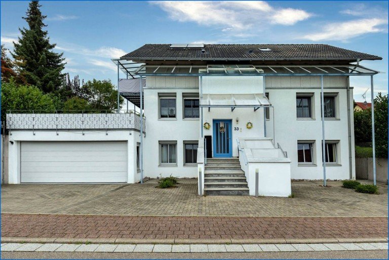 Hausansicht vorne Stockach Einfamilienhaus Sehr sch�nes, gro�z�giges Einfamilienhaus in Top-Wohnlage in Stockach - Nellenburg frei nach Abspr.