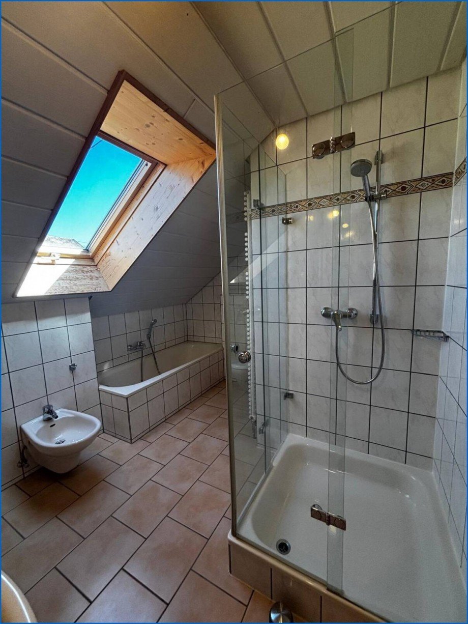 Bad mit Dusche und Badewanne Einfamilienhaus Eigeltingen