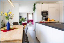 EG-Esszimmer Richtung Wohnzimmer Attraktives Dreifamilienhaus mit zwei Doppelgaragen und umfassender Modernisierung als Renditeobjekt