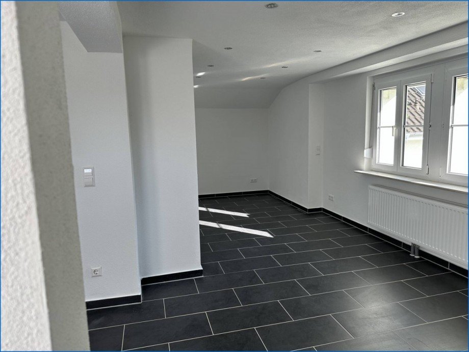 Wohnraum DG links Etagenwohnung M�hlingen / Zoznegg