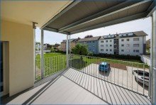 Blick Balkon/Stellpl�tze Attraktive, sch�ne 4 Zimmer Wohnung mit Balkon im 1.OG in Radolfzell - bezugsfrei, KFW 55!
