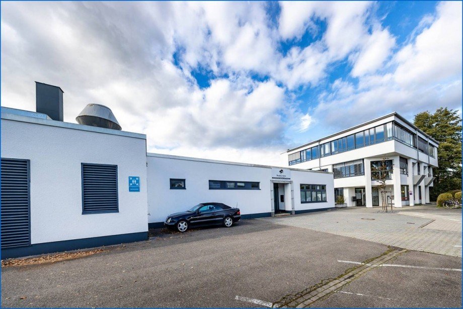 Vorderseite Blick von den Parkpl�tzen Halle / Lager / Produktion Radolfzell am Bodensee