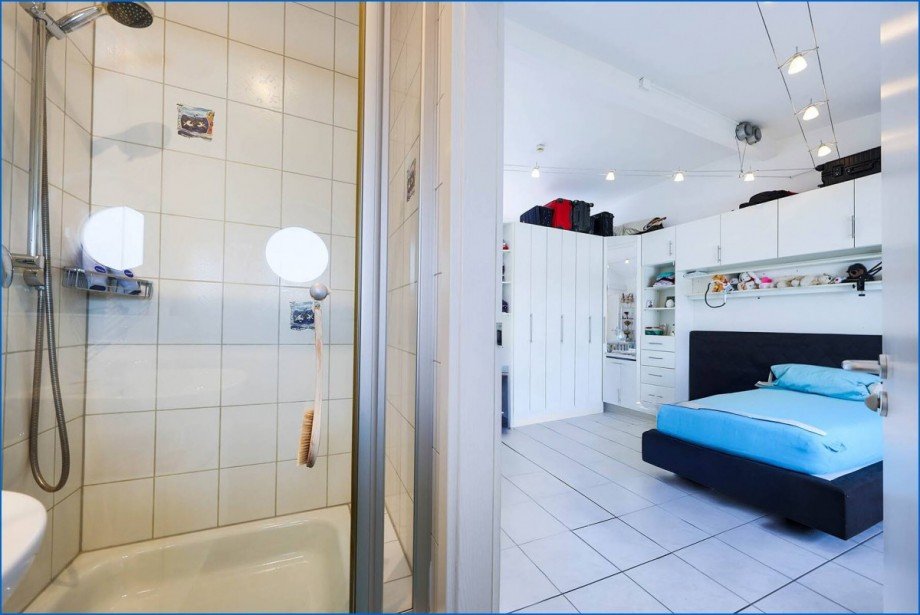 Dachgeschoss Bad und Zimmer Reihenmittelhaus Konstanz