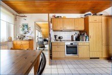 DG-K�che Richtung Wohnzimmer Attraktives Dreifamilienhaus mit zwei Doppelgaragen und umfassender Modernisierung als Renditeobjekt