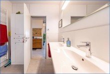EG_Bad Blick in Flur Attraktives Dreifamilienhaus mit zwei Doppelgaragen und umfassender Modernisierung als Renditeobjekt
