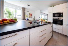 EG-K�che Richtung Esszimmer Wohnzimmer Attraktives Dreifamilienhaus mit zwei Doppelgaragen und umfassender Modernisierung als Renditeobjekt