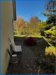 Haus seitlich Blick zum Sitzplaz Neuer Preis - Sch�nes Architektenhaus mit gro�em Garten in l�ndlichem Idyll - sofort beziehbar!