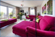 EG-Wohnzimmer Attraktives Dreifamilienhaus mit zwei Doppelgaragen und umfassender Modernisierung als Renditeobjekt