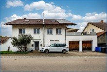 Ansicht mit Garagen Tolles 2-Fam-Haus mit gro�z�gigem Grundst�ck, Doppel-Garage, W�rmepumpe und Solar!
Ideale und ruhige Lage!