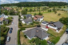 Luftbild Sch�ner Bungalow mit ELW auf gro�em Grundst�ck, moderne W�rmepumpe und bereits energetisch ged�mmt .