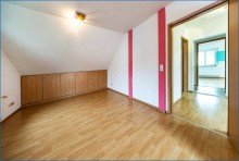 Zimmer Tolles 2-Fam-Haus mit gro�z�gigem Grundst�ck, Doppel-Garage, W�rmepumpe und Solar!
Ideale und ruhige Lage!