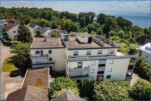 Hausansicht von oben mit Seesicht Exklusive 3-Zimmer-Wohnung mit Seesicht und Garage, Haus top saniert - frei!