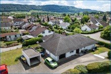 Luftbild Sch�ner Bungalow mit ELW auf gro�em Grundst�ck, moderne W�rmepumpe und bereits energetisch ged�mmt .